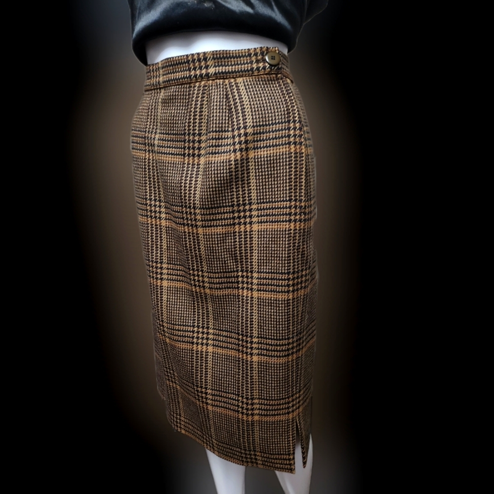 Vintage Valentino houndstooth slim Midi skirt. Size 12/ fits like 10